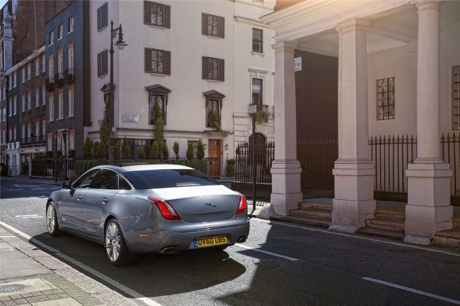  Jaguar XJ LWB 2012 года  (UK) (фото 2 из 8)